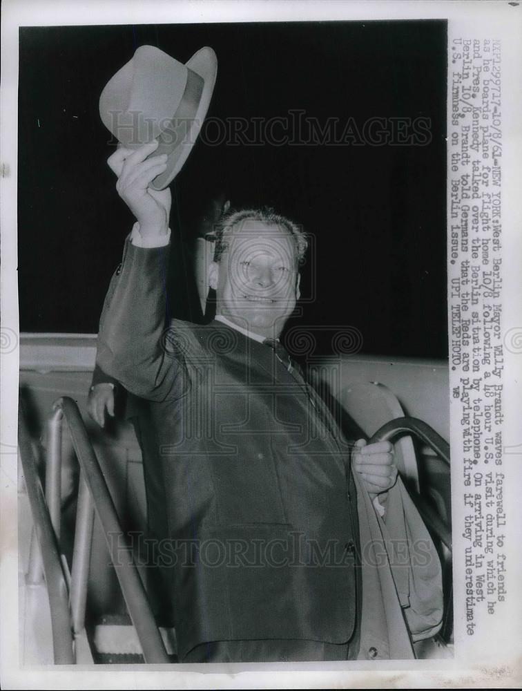 1961 Press Photo Mayor Willy Brandt of West Berlin Waves As Leaves New York - Historic Images