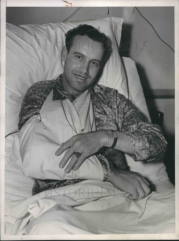 1938 Press Photo Baseball player Wes Ferrell laid up with bum arm - Historic Images