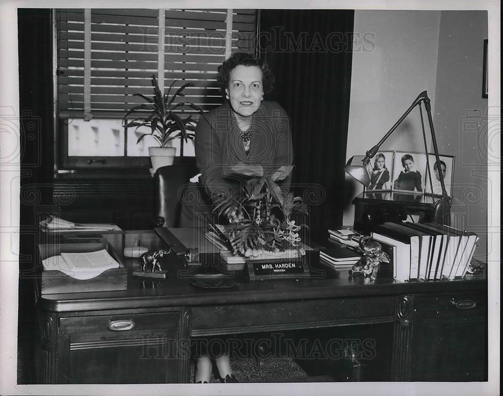 1953 Press Photo Mrs. Cecil Harden Standing By Desk In Office - Historic Images