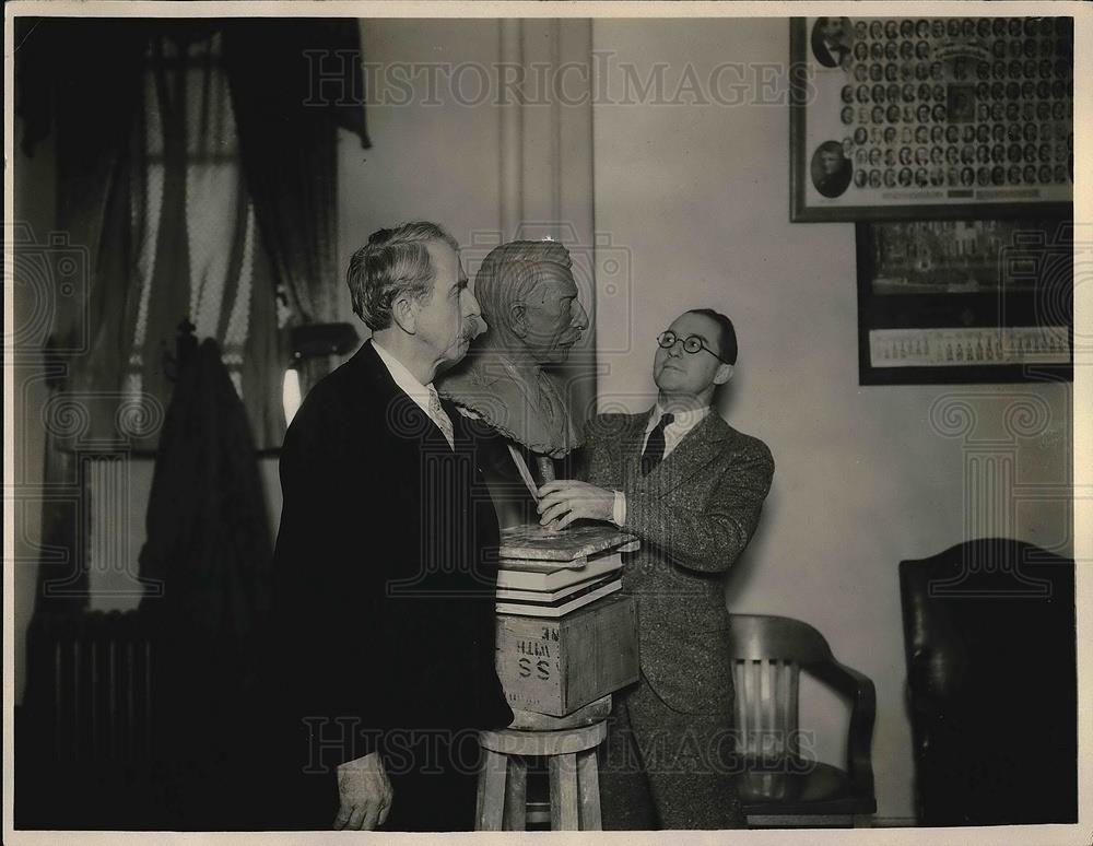 1931 Press Photo Gov. William Murray gets bust made by sculptor Joseph Jenkins - Historic Images