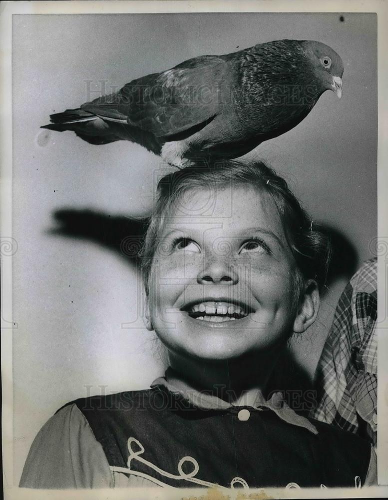 1960 Press Photo Pigeon Kathleen Sills head Dallas Texas - Historic Images