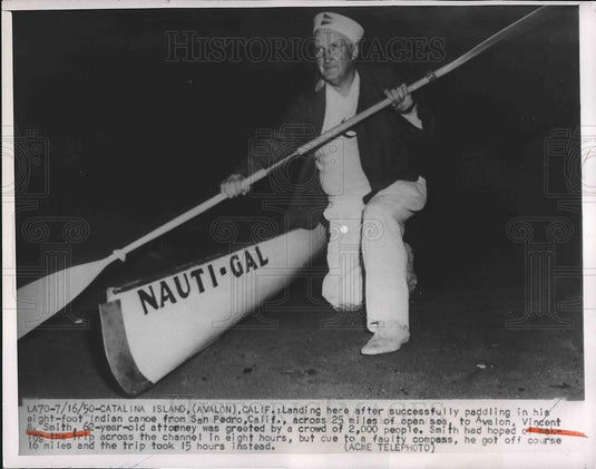1950 Press Photo Attorney Vincent M. Smith Lands in Catalina Island in Canoe - Historic Images