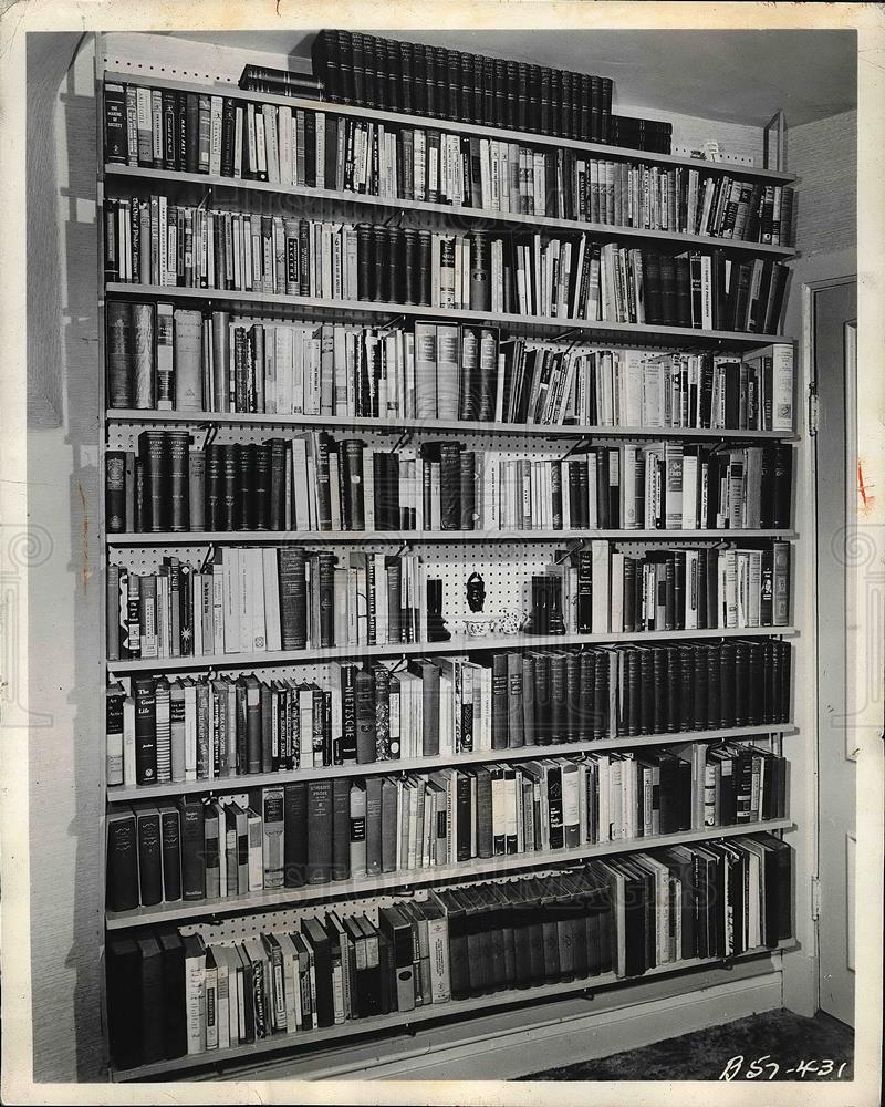 1960 Press Photo Books in a book case - Historic Images