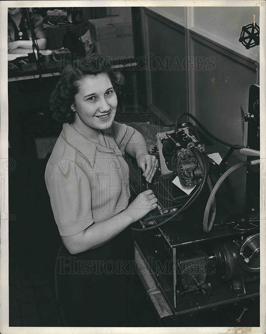1944 Press Photo Munjovia Canling Toledo War Worker Standing By Machine - Historic Images