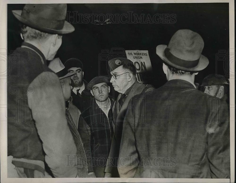 1938 Press Photo Col Charles A. Holden with national guardsmen at strike - Historic Images