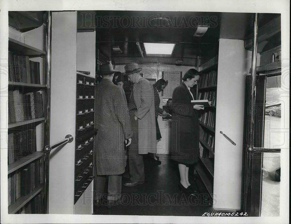 1940 Press Photo Bookmobile built by the Mack International Motor Truck Corp. - Historic Images