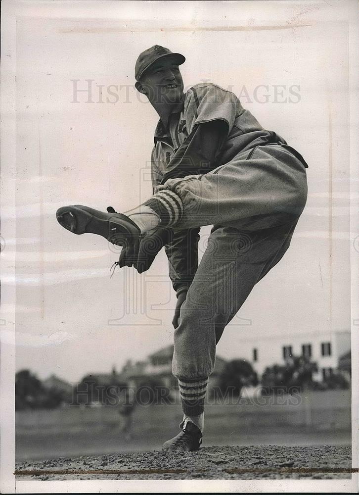 1941 Press Photo Johnny Grodzicki, Cardinals pitcher at spring training - Historic Images