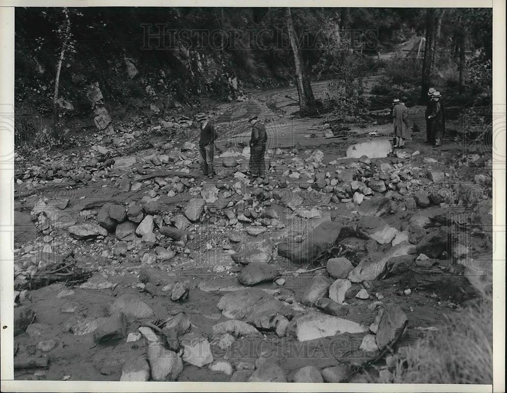 1936 Press Photo Men Examine Debris Left Behind By Flood Waters - Historic Images