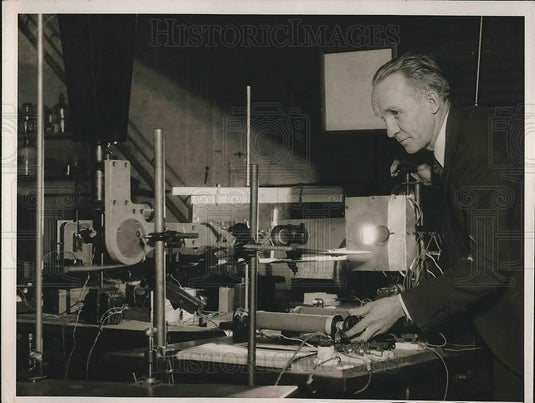 1936 Press Photo Prof WS Huxford, Northwestern Univ & spectroscope, radiometer - Historic Images