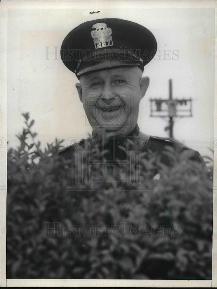 1935 Press Photo Officer John W. Nelson Exclaimed As He Peeped Over High Hedge - Historic Images