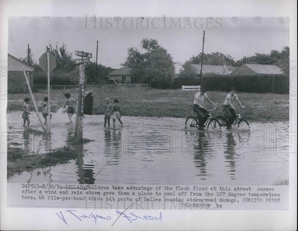 1954 Press Photo Children playing after flash flood in Dallas - Historic Images