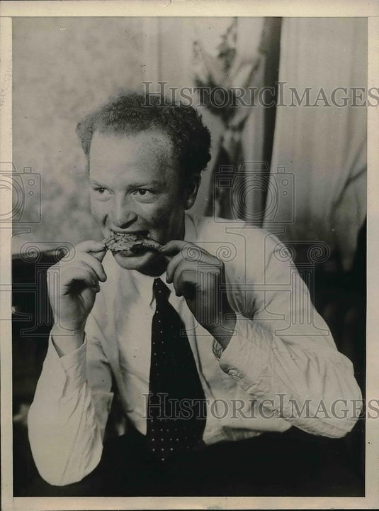 1926 Press Photo George Hassler Johnson Eats Last Meal In Chicago - Historic Images