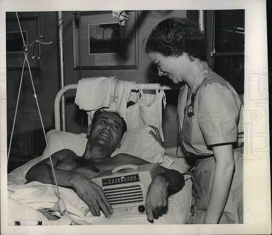 1945 Press Photo S/Sgt Emil Vasquez Recuperating Wounds with Barbara Anderson - Historic Images