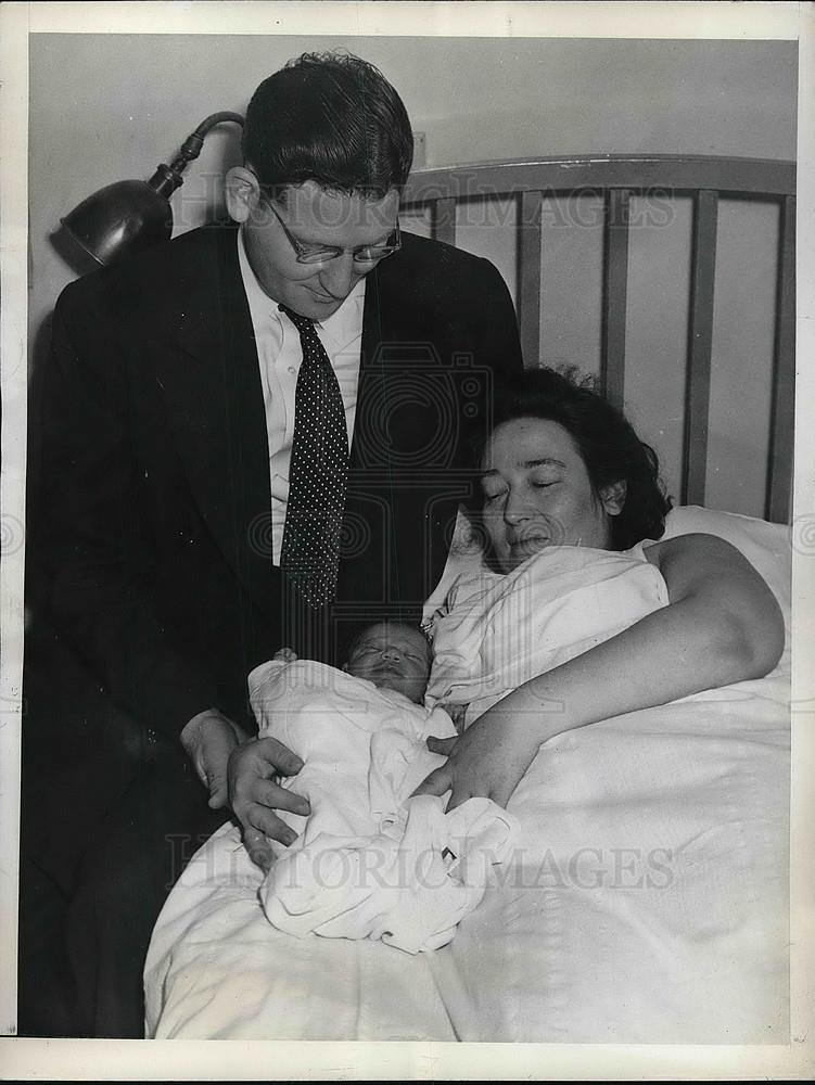 1944 Press Photo Mr. and Mrs. Harry Zelman new daughter - Historic Images