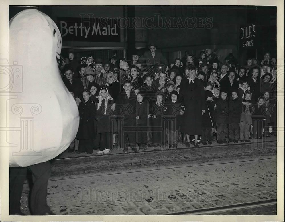 1948 Press Photo spectators at Christmas Carnival in Cleveland - Historic Images