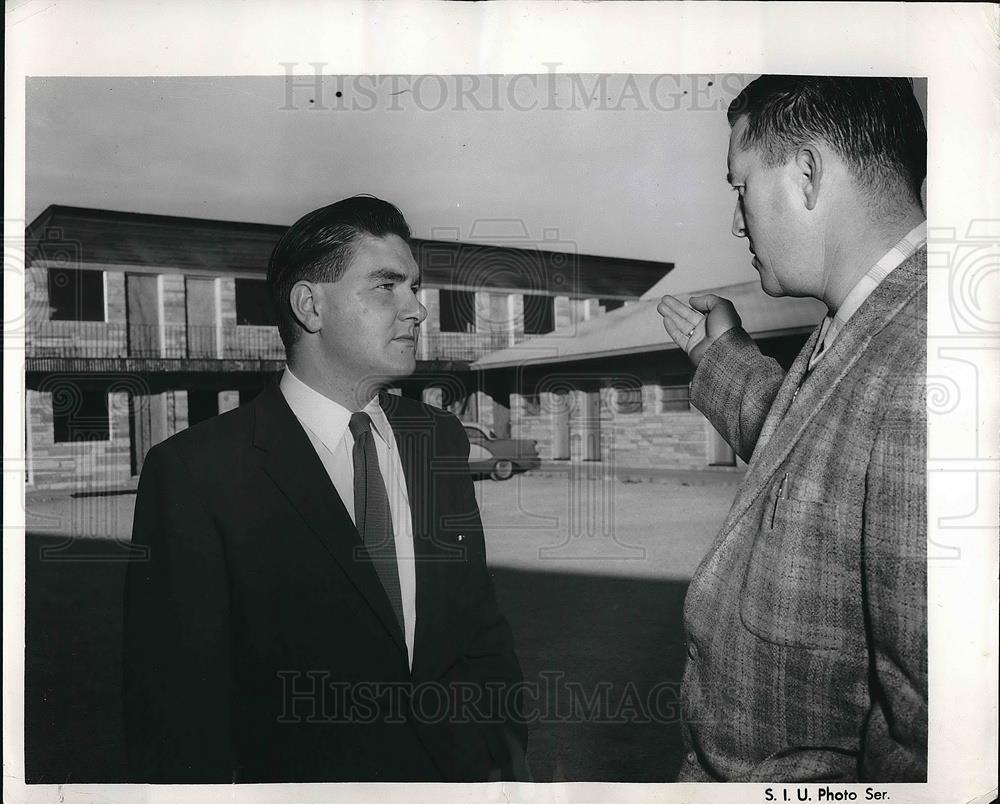 1957 Press Photo Jean Henaux and motel operator Ralph Gray - Historic Images