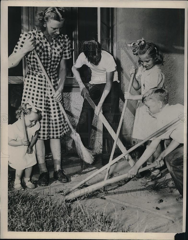 1947 Press Photo Pendleton Oregon Crickets Sharon Pitzer - Historic Images