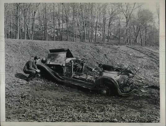 1934 Press Photo Wrecked Car From Jammed Brakes and Caught Fire in NYC - Historic Images