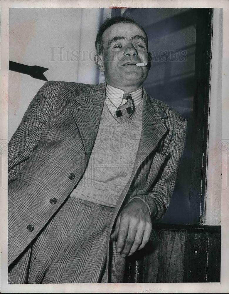 1953 Press Photo Dick Turrell, English farmer with record wheat crop - Historic Images