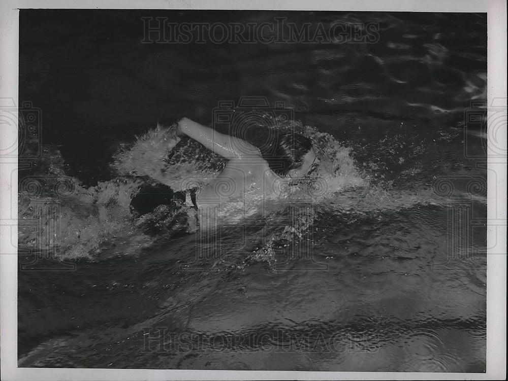 1939 Press Photo Swimmer Otto Jaretz in the water - Historic Images