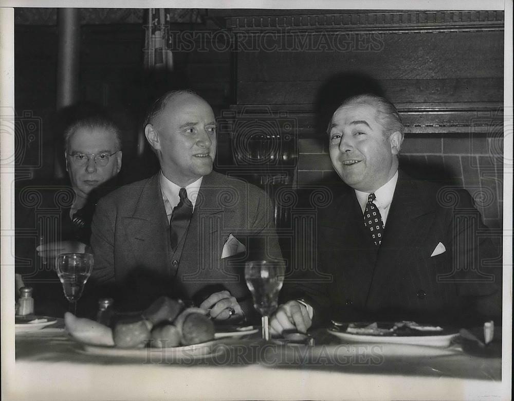 1938 Press Photo Comdr Roland Riggs and Sen. McNehe at meeting - Historic Images