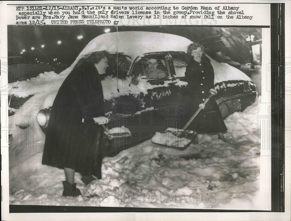 1956 Press Photo Albany, NY Gordon Mann &amp; wife shovel car out of snow - Historic Images