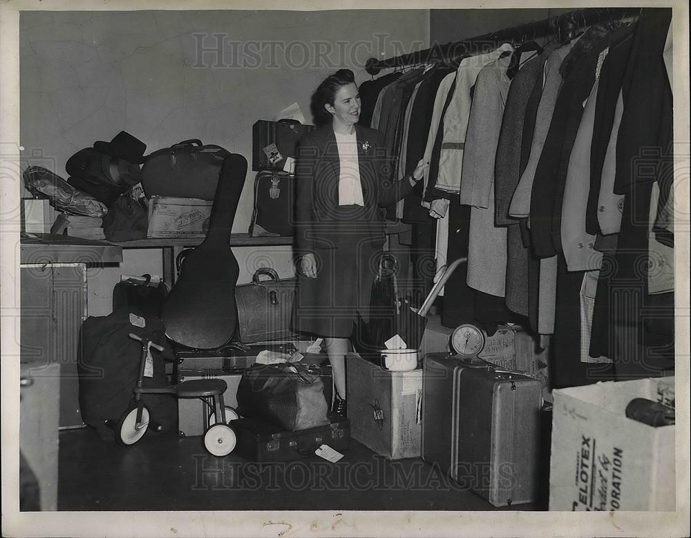 1946 Press Photo Mrs RJ McGrath, Sec of baggage agent at Union Terminal - Historic Images