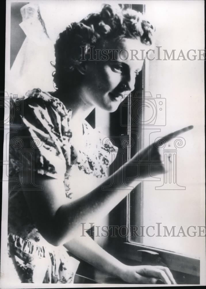 1946 Press Photo Betty Goudy See For First Time In Hospital - Historic Images