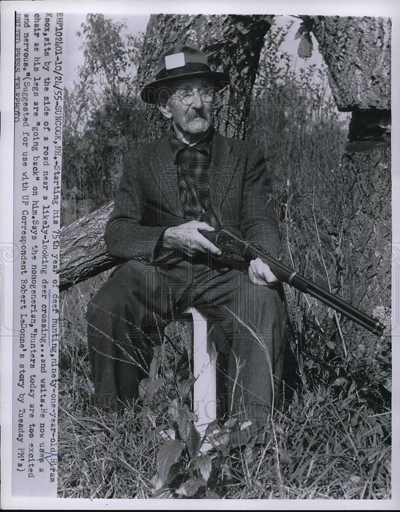 1955 Press Photo Suncock, NH Hiram Knox, age 91 out deer hunting - Historic Images