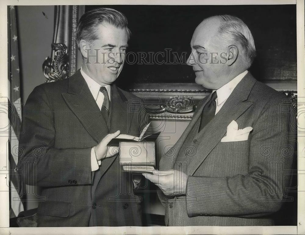 1941 Press Photo Vice President Henry Wallace Presented His American League Pass - Historic Images