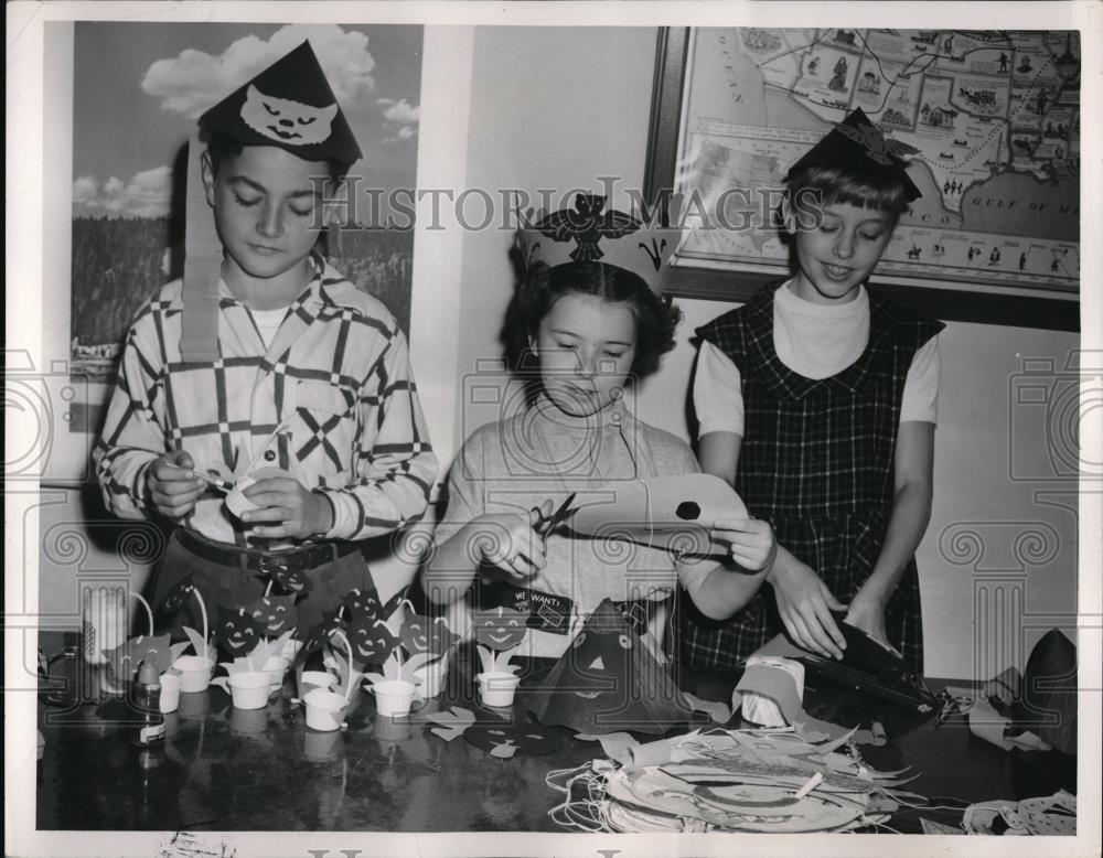 1953 Press Photo John Dewey School 5th graders making crafts - neb48761 - Historic Images