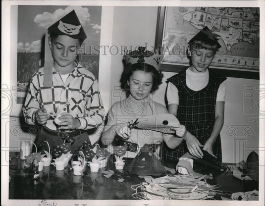1953 Press Photo John Dewey School 5th graders making crafts - neb48761 - Historic Images