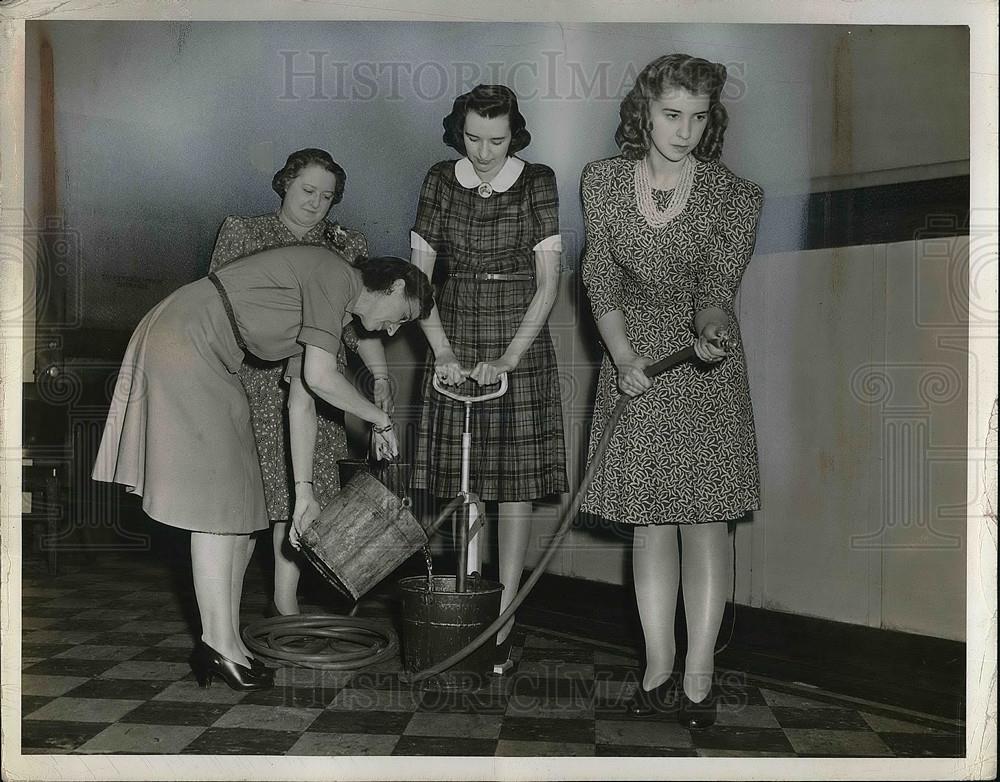 1942 Press Photo Girls Pump Water To Clean Floor - Historic Images