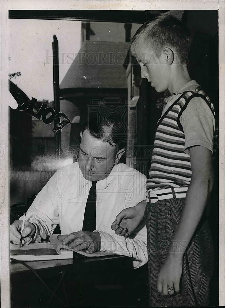 1938 Press Photo La Porte. Ind. Sgt Ed Schroeder arrests J Heise. age 11 - Historic Images