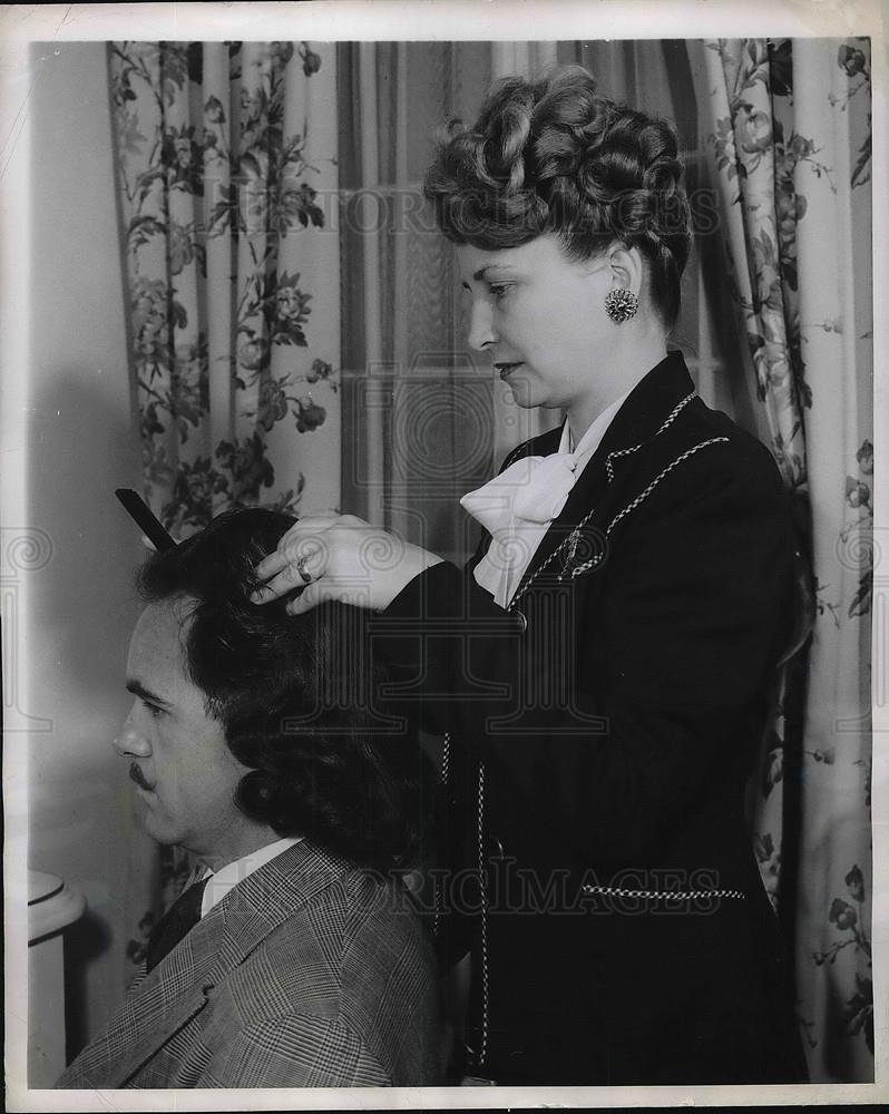 1947 Press Photo A fitted wig by Alma Johnson for a cavalier&#39;s wardrobe change - Historic Images