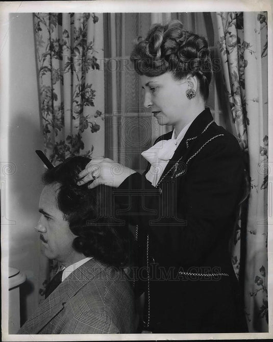 1947 Press Photo A fitted wig by Alma Johnson for a cavalier's wardrobe change - Historic Images
