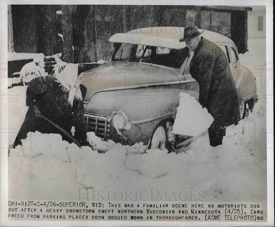 1950 Press Photo A Couple Digging Out a Car From Snow in Superior, WI - Historic Images