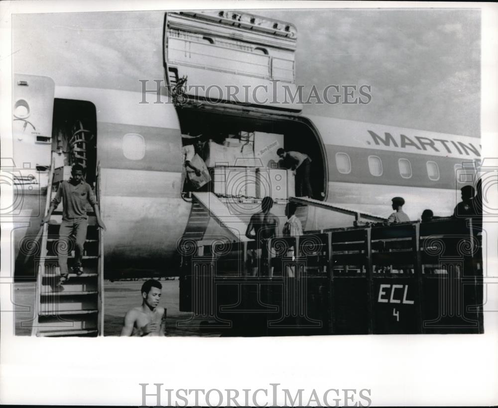 1970 Press Photo Africans unloading supplies for refugees - Historic Images