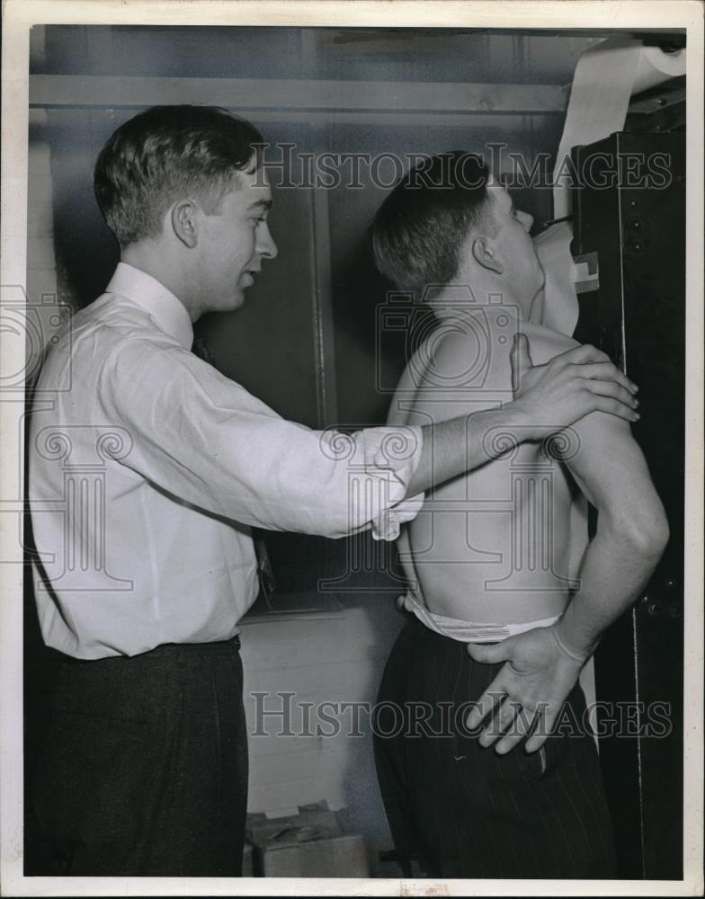 1942 Press Photo Carl Buscher gets a raiograph from tech Christie May - Historic Images