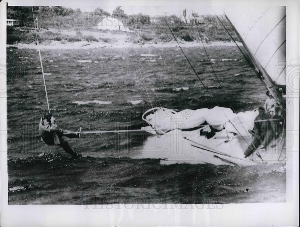 1962 Press Photo Gretel on Narragansett Bay with Crew Member Almost Dunked - Historic Images