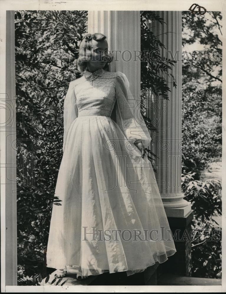 1940 Press Photo Miss Betty Chalmers Bope Presented at Tea - neb47591 - Historic Images