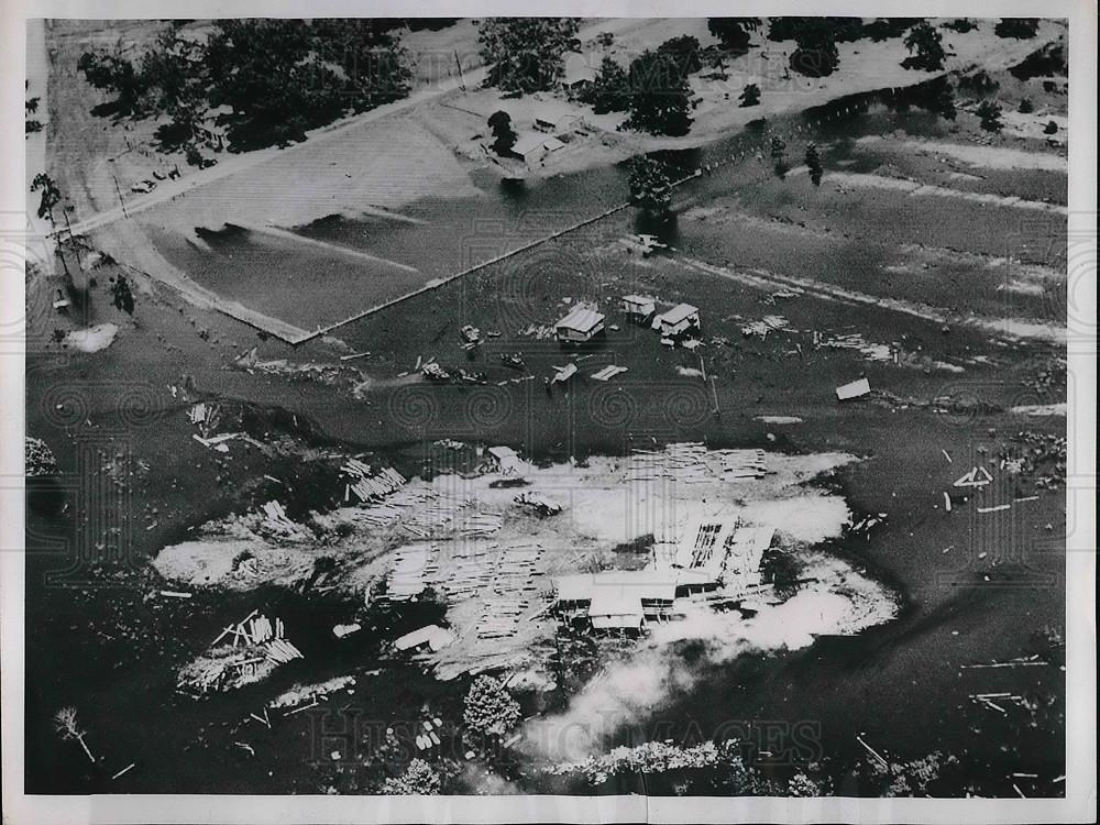 1953 Press Photo Aerial view of Deweyville, Tx sawmill in Sabine River flood - Historic Images