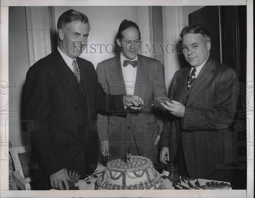 1947 Press Photo Henry Wallace sharing his birthday cake with Thomas Emerson - Historic Images