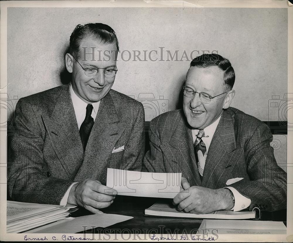 1947 Press Photo Ernest Peterson and Lyman G. Smith in meeting - neb48053 - Historic Images