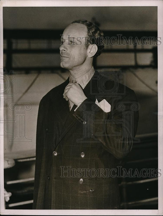 1936 Press Photo Mr Vic Oliver in a business suit - neb48474 - Historic Images