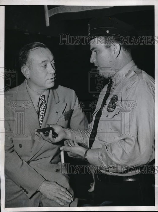 1947 Press Photo D.C. Sgt at Arms Senate Ed McGinnis & police Pvt Paul Shelby - Historic Images