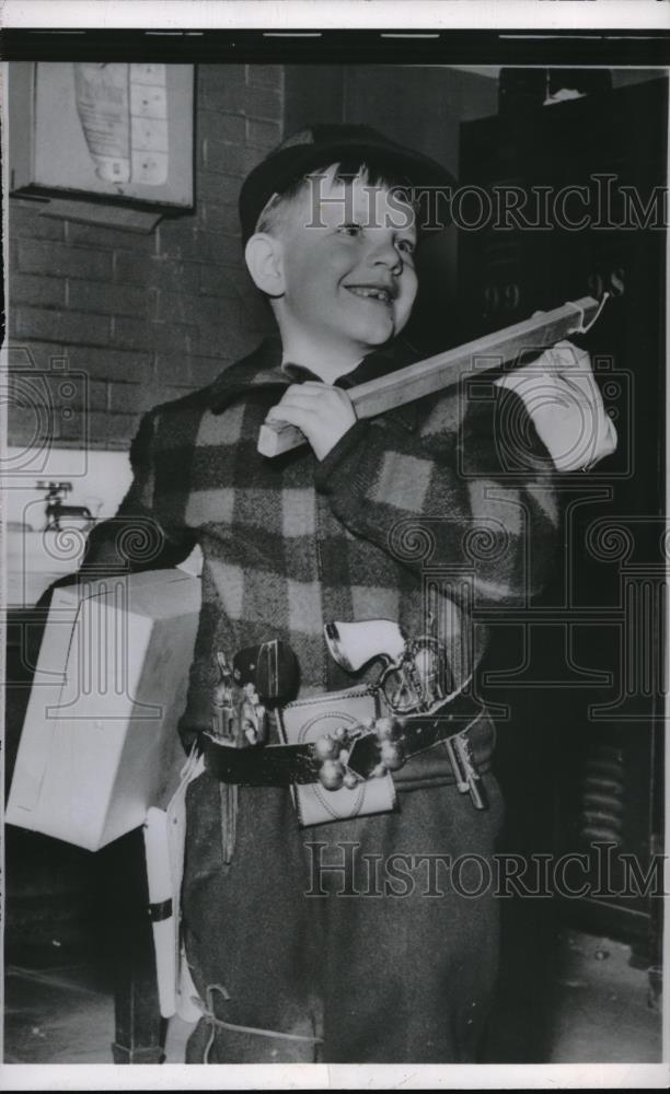 1955 Press Photo Detroit, Mich Ken Hallwhich, age 7 &amp; his cowboy toys - Historic Images