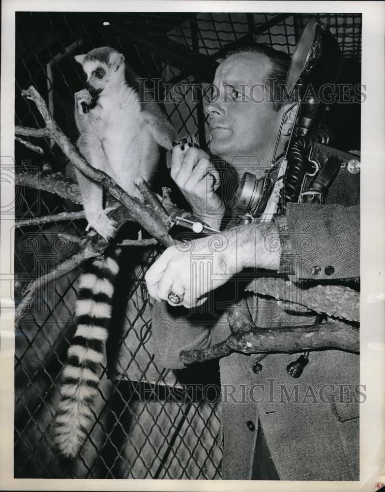 1962 Press Photo Photographer Eddie Hartman with Lemur From San Antonio Zoo - Historic Images