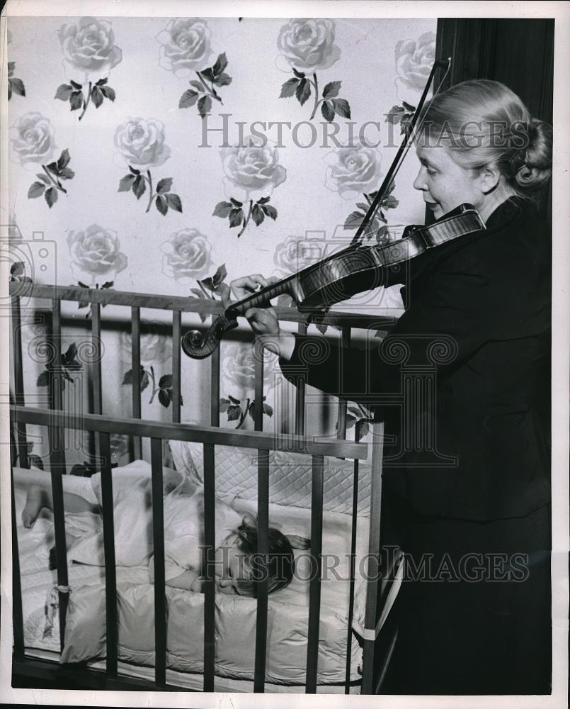 1952 Press Photo Little Allison Wanders off to dreamland - neb48406 - Historic Images