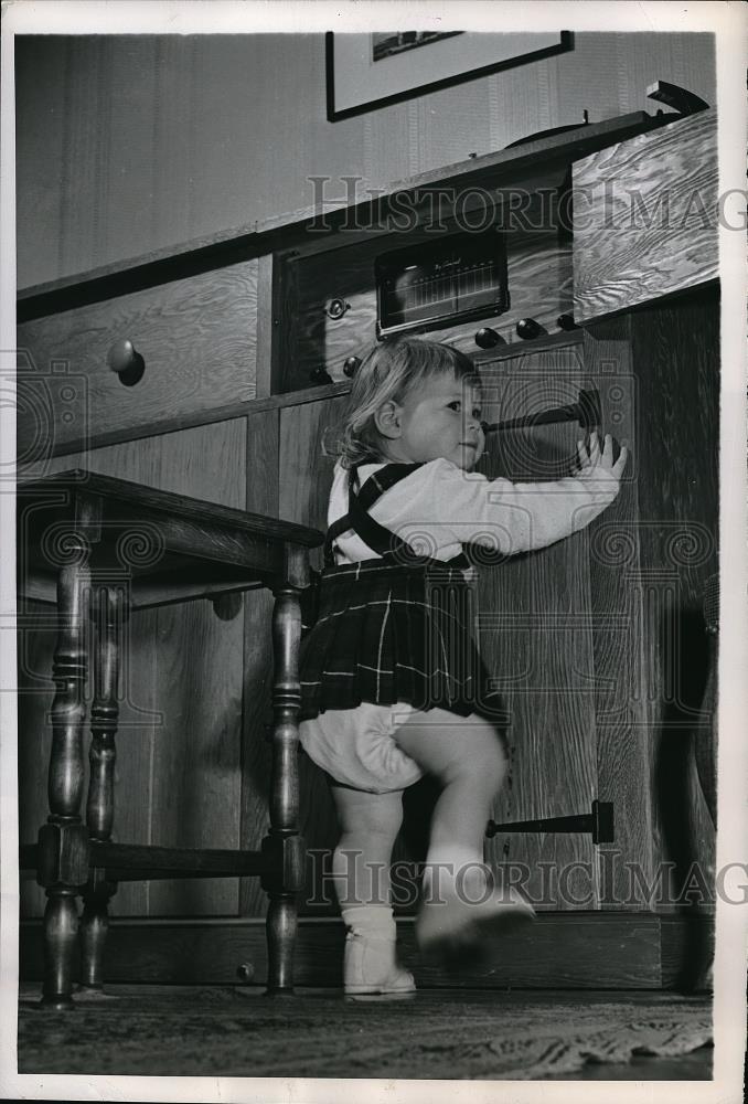 1952 Press Photo Little Allison List turns on the radio and dances to the music - Historic Images